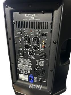Un système de haut-parleurs PA alimenté par une paire de QSC K10